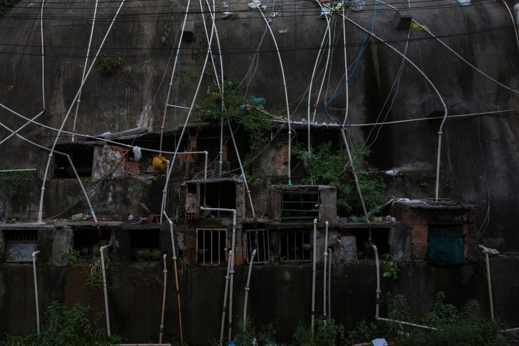 Tubi abusivi che versano acque reflue nella Baia di Guanabara, nella favela di Pica-Pau a Rio de Janeiro – via The New York Times
