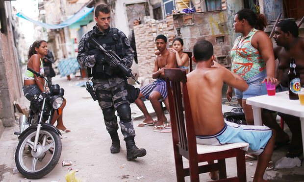 Un agente di polizia nelle favelas. Foto: Mario Tama/Getty Images – via The Guardian