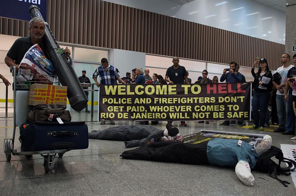 La protesta di agenti di polizia e vigili del fuoco all'aeroporto internazionale di Rio – via Linkiesta