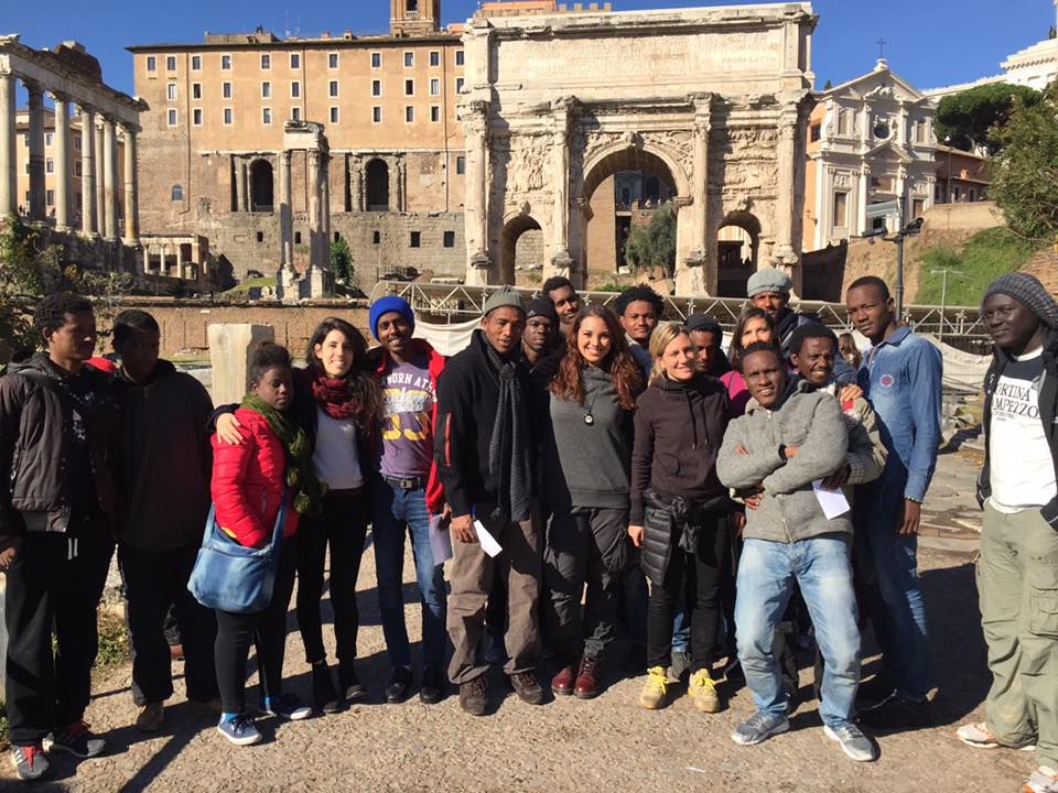 Migranti e volontari durante una visita guidata a Roma, via pagina facebook Baobab Experience
