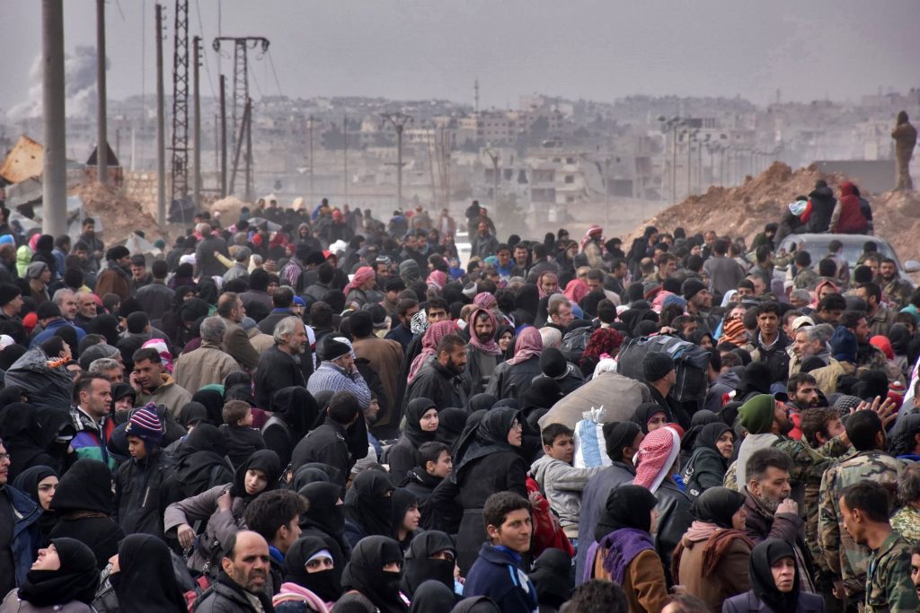 Famiglie siriane in attesa di salire a bordo per andare nella parte occidentale di Aleppo, controllata dal governo – via The New York Times