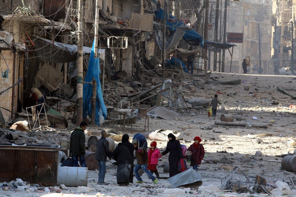 Civili siriani in fuga dagli scontri tra forze del governo e ribelli ad Aleppo Est – via The New York Times