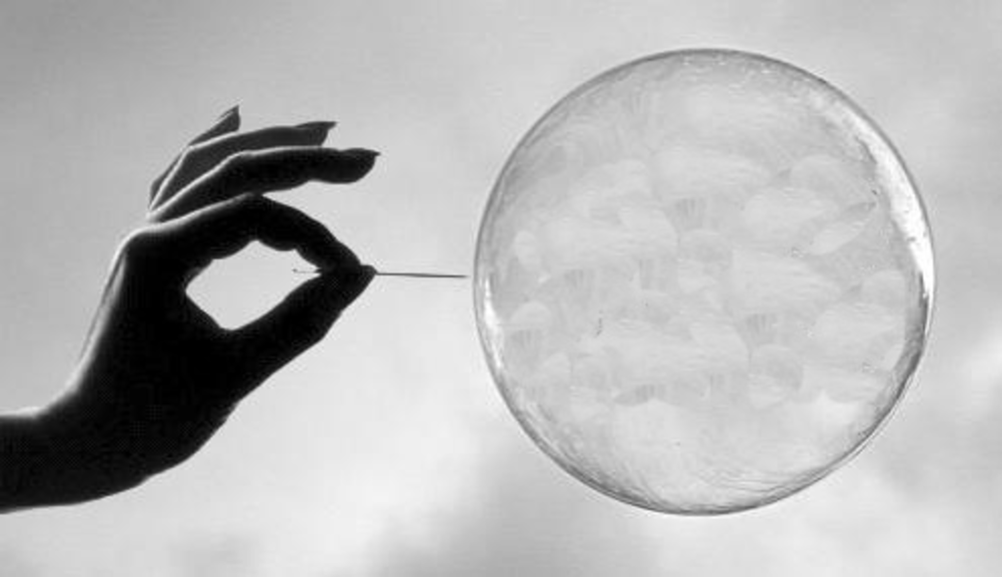 Экономический пузырь. Мыльный пузырь лопнул. Лопающийся пузырь. Мыльный пузырь лопается. Мыльный пузырь на рынке недвижимости.