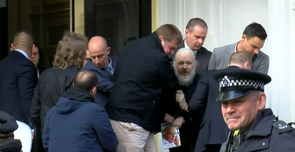 Risultati immagini per Assange arresto immagini