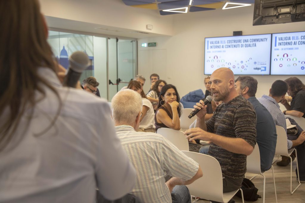 Valigia Blu, binario F, stazione Termini, Roma, Facebook