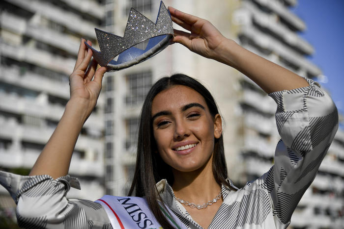 Miss Italia: Zeudi con fascia davanti a Vele di Scampia