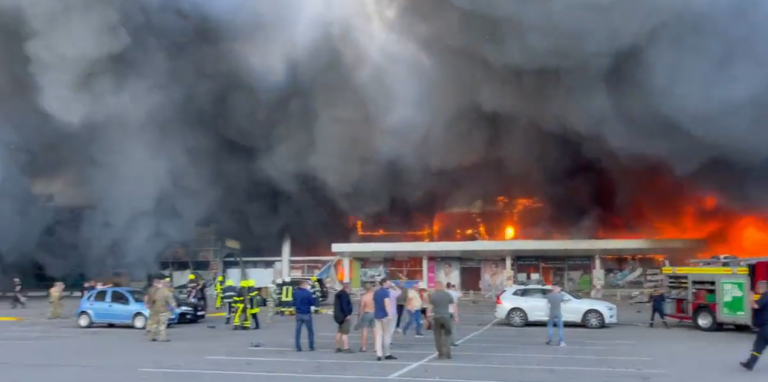 Kremenchuk centro commerciale dopo che missile lo ha colpito, incendio, soccorritori