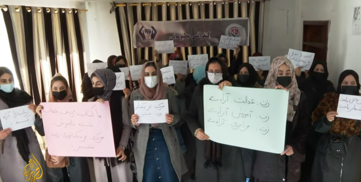 donne afghane con cartelli di protesta contro il divieto imposto dai talebani per l'Università