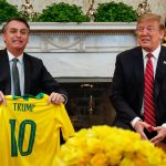 Bolsonaro mostra la maglia del Brasile con il numero dieci e il nome di Donald Trump