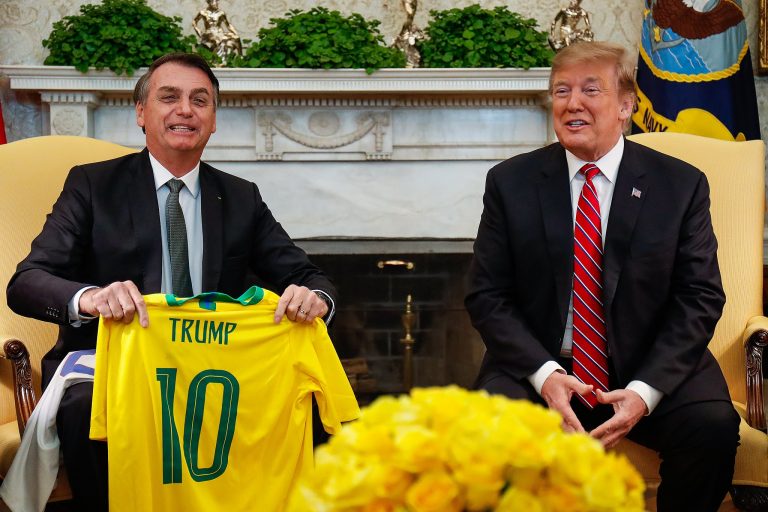 Bolsonaro mostra la maglia del Brasile con il numero dieci e il nome di Donald Trump