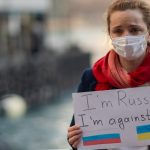 Donna russa manifesta contro la guerra in Ucraina