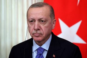 Erdogan si prepara alle elezioni in Turchia con un colpo di mano istituzionale per avere un terzo mandato