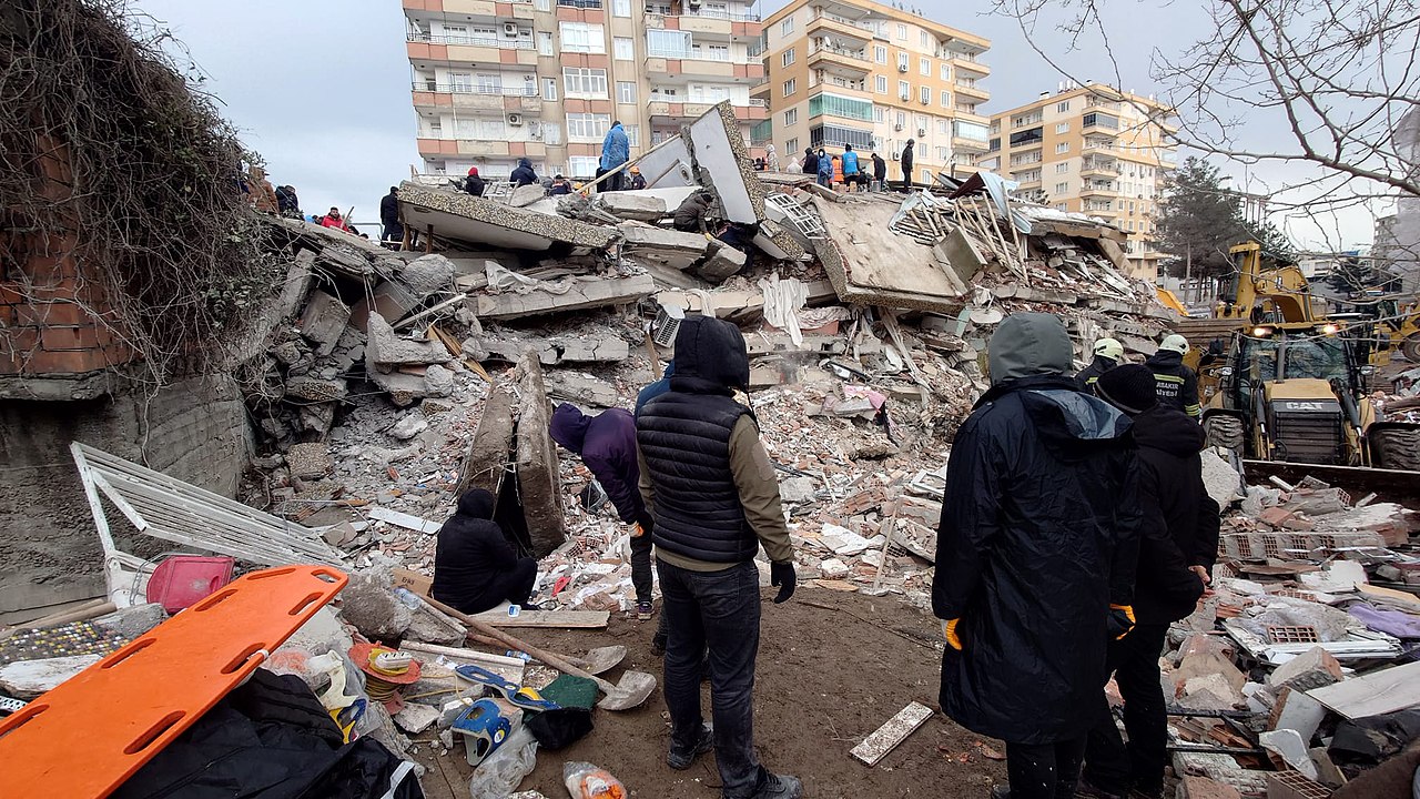 Le macerie di un edificio crollato a Diyarbakır, in Turchia, dopo il terremoto.