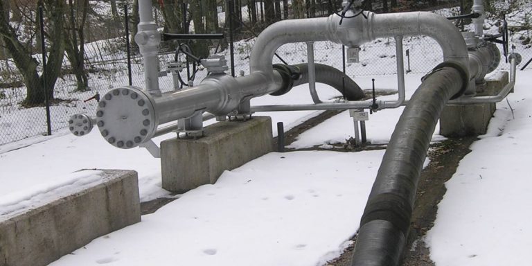 Un gasdotto coperto di neve mentre l'Europa cerca di fronteggiare la crisi energetica dopo l'invasione russa in Ucraina