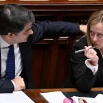 Il ministro Raffaele Fitto e la premier Giorgia Meloni seduti a fianco sui banchi del governo.