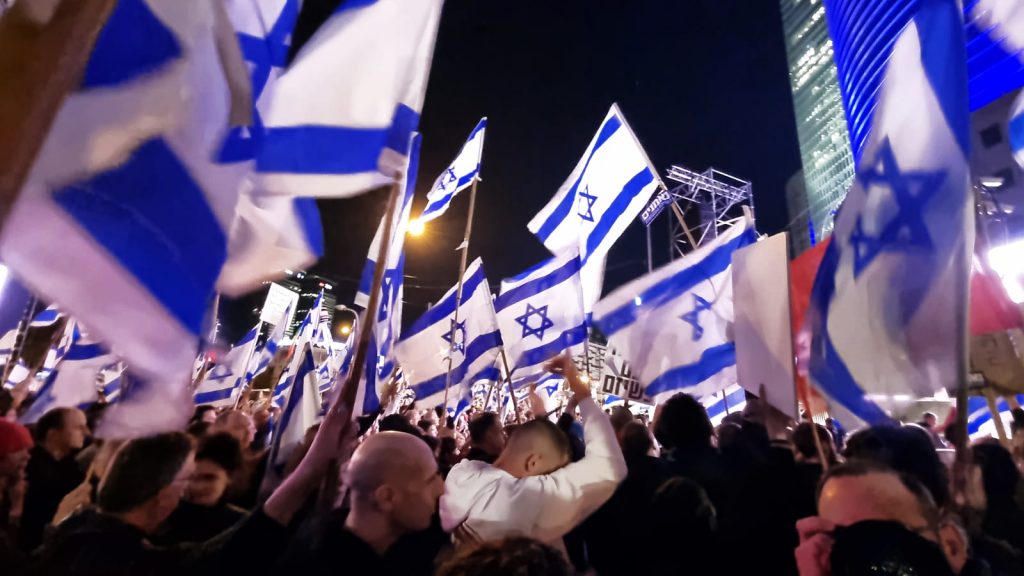 Bandiere di Israele nelle manifestazioni contro la riforma proposta da Netanyahu