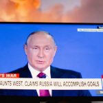 Un discorso di Putin sulla guerra in Ucraina visualizzato su uno smartphone