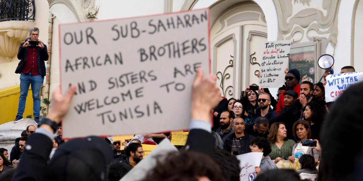 Una manifestazione in Tunisia contro l'ondata di razzismo anti subsahariani