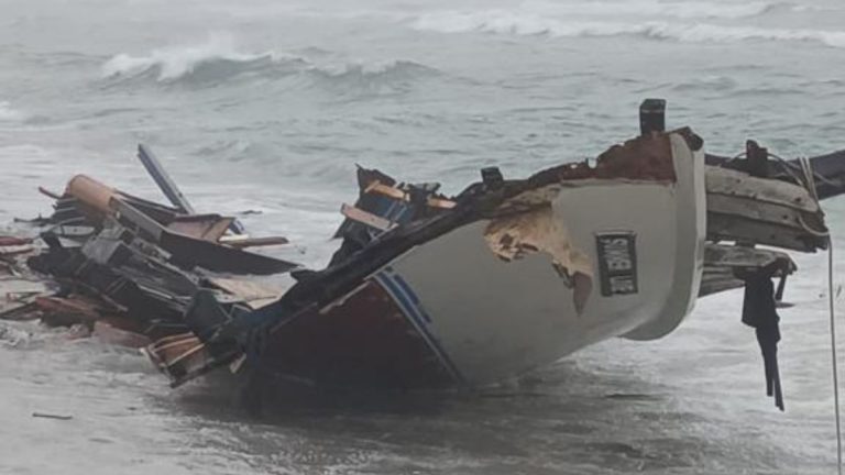 I resti del barcone che trasportava migranti naufragato a Cutro, in Calabria.