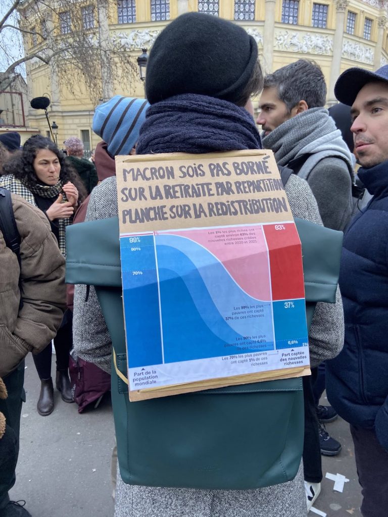 Manifesto contro la riforma delle pensioni voluta da Macron in Francia