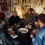 Lev, Zoya Sergey e altre due persone riunite per la cena nella Stove Oven House
