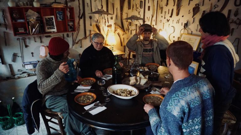 Lev, Zoya Sergey e altre due persone riunite per la cena nella Stove Oven House