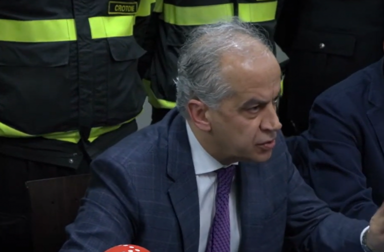 Matteo Piantedosi parla durante la conferenza stampa (fermo immagine video dove tiene l'indice alzato mentre risponde alla domanda di un giornalista)