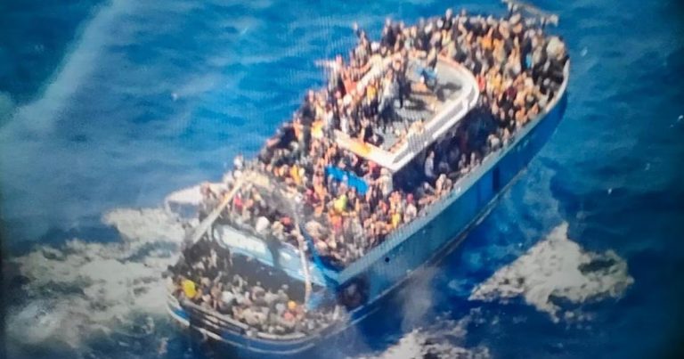 L'imbarcazione naufragata a Pylos, in Grecia, con a bordo, forse 700 migranti, che ha portato a una nuova strage di migranti nel Mediterraneo.