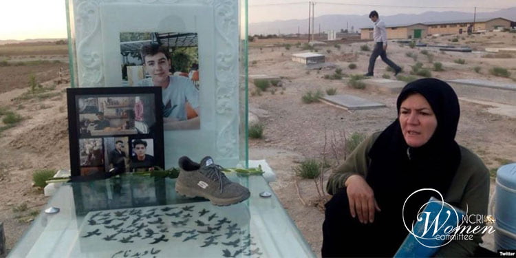 La mamma di Abolfazl Adinezadeh, ucciso in ottobre nella provincia del Khorasan, seduta vicino alla tomba del ragazzo, su cui poggia una raccolta di foto che lo mostrano pieno di vita, e anche una scarpa sportiva di marca, nuova fiammante. 