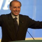 Berlusconi intona l'inno di Forza Italia durante un comizio.
