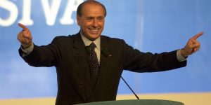 Berlusconi intona l'inno di Forza Italia durante un comizio.