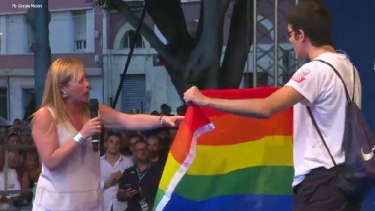 La Presidente del Consiglio Giorgia Meloni con un attivista LGBTQ+