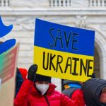 Una manifestazione di solidarietà per fermare la guerra in Ucraina con un manifesto: "Salvate l'Ucraina".