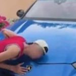 Uno degli YouTuber di TheBorderline appoggiato sul cofano della Lamborghini in un video prima dell'incidente a Casal Palocco a Roma.