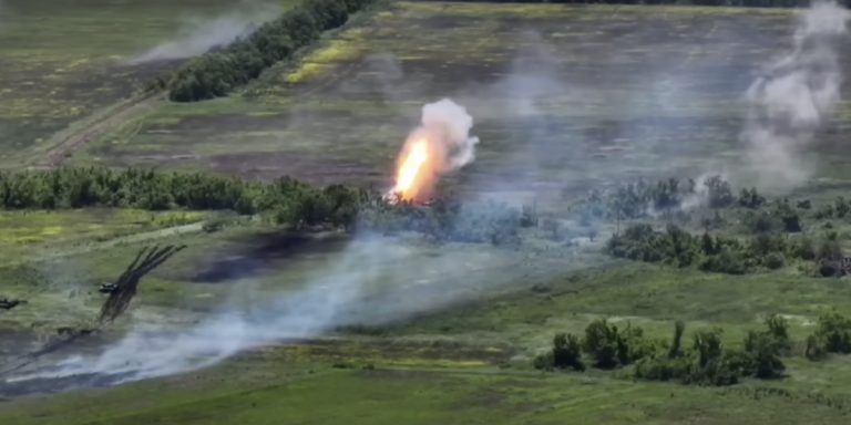 Immagine di un attacco aereo nella guerra in Ucraina.
