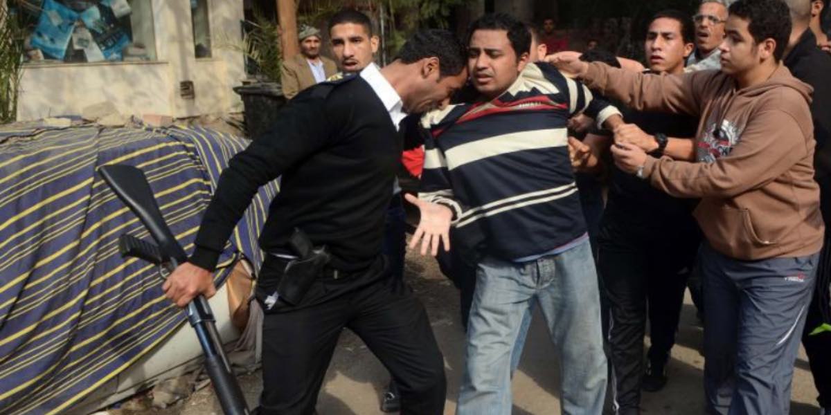 Un manifestante viene arrestato dalla polizia a Nasr City, il Cairo, 25 gennaio 2014.