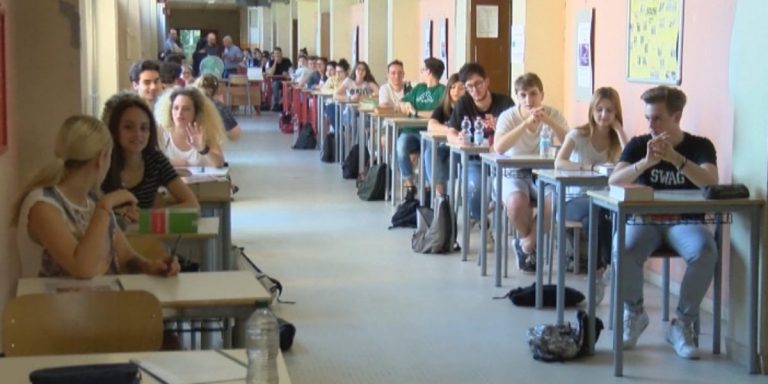 Studenti seduti nei banchi in attesa di svolgere la prima prova dell'esame di maturità.