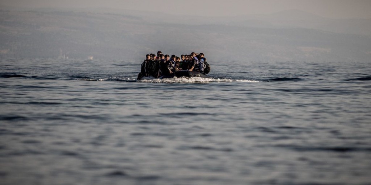 Una barca con migranti a bordo in attesa di ricevere soccorso.