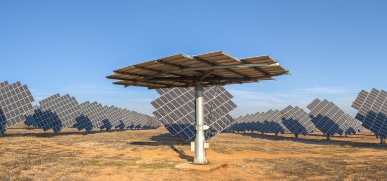 La foto mostra un progetto di energia solare e stoccaggio in Mozambico.