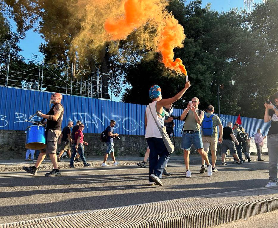 I manifestanti dell'ex Gkn con dei fumogeni e dei tamburi marciano per Firenze.