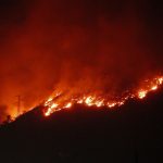 In Italia si fa ancora poca prevenzione sugli incendi. Nella foto: incendio boschivo lungo l'autostrada L'Aquila-Pescara (foto del 2007)