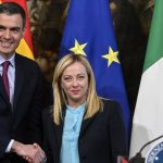 Il leader del partito socialista spagnolo, Pedro Sanchez, e la presidente del consiglio italiana, Giorgia Meloni, si stringono la mano. Che ricadute avranno le elezioni in Spagna?