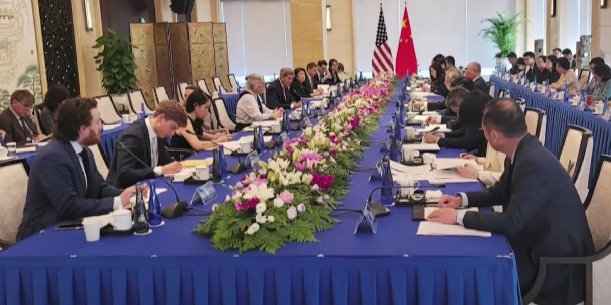 Il tavolo dei colloqui sulla crisi climatica tra Cina e USA.