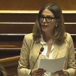 Daniela Santanchè al Senato legge il suo intervento.