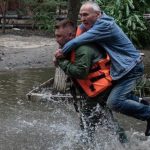 Un volontario dell'associazione di beneficenza Helping to Leave in Ucraina salva un anziano da un'inondazione. Helping to Leave sta salvando tanti anziani disabili deportati in Russia dalle regioni occupate dell'Ucraina.