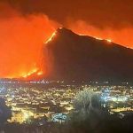 San Vito Lo Capo in Sicilia in fiamme di notte. L'Italia è nella morsa del cambiamento climatico