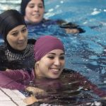 Alcune donne musulmane in burkini a bordo piscina chiamate in causa dall'europarlamentare della Lega per la festa di Limbiate.