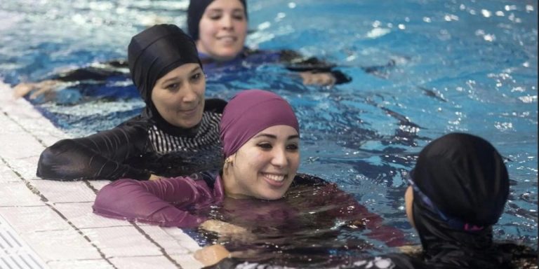 Alcune donne musulmane in burkini a bordo piscina chiamate in causa dall'europarlamentare della Lega per la festa di Limbiate.