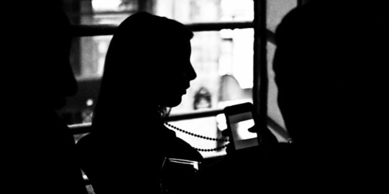 Una donna al lavoro esposta a molestie sessuali sul lavoro. Foto anteprima per l'articolo "Il caso We Are Social: il dibattito sul sessismo che dovremmo fare noi uomini"