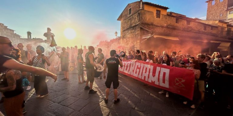 Dal 30 giugno al 6 luglio, alcuni lavoratori ex Gkn hanno portato avanti la loro protesta da sopra la Torre di San Niccolò a Firenze. Un gesto estremo per reclamare una soluzione alla vertenza a due anni dall’inizio dell’assemblea permanente.